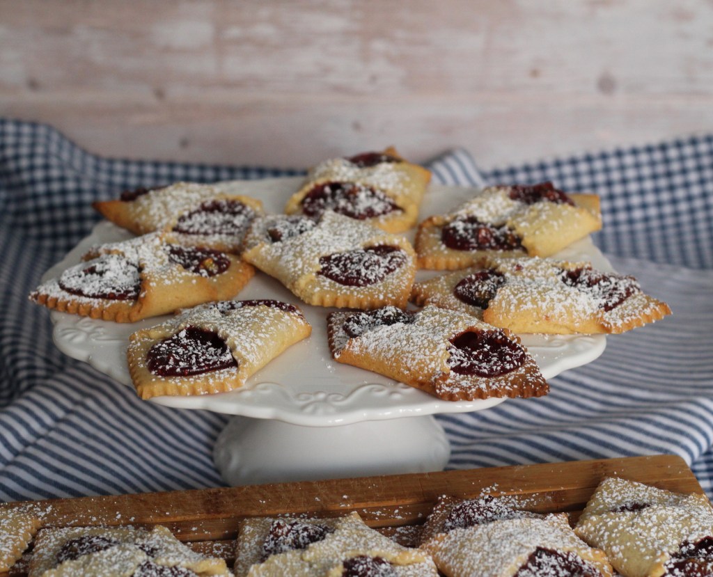 Jam and pistachio&nbsp;cookies