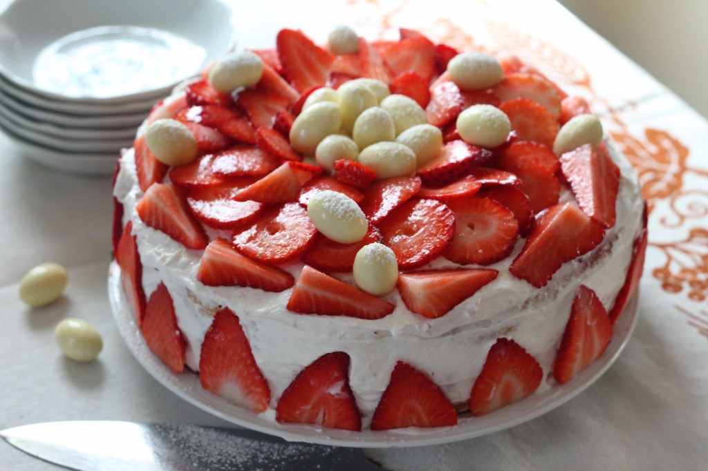 Layer Cake with Mascarpone Cream and&nbsp;Strawberries