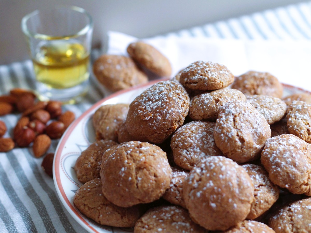 Amaretti cookies
