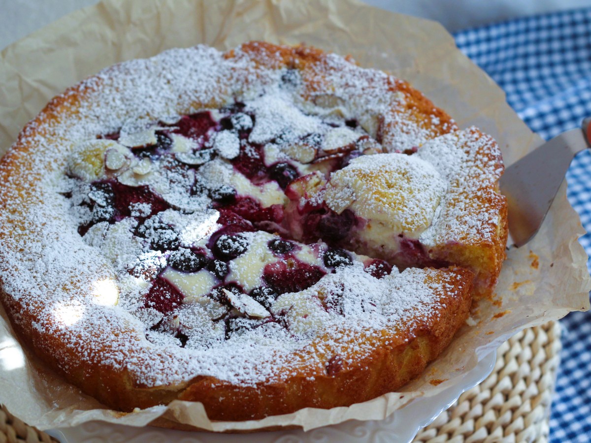 Citrus-Scented Cake with Cream Cheese and Mixed&nbsp;Berries